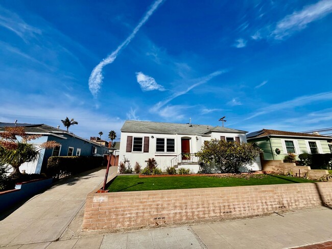 Foto del edificio - Beautiful 3B 2BA Home in Pacific Beach w/ ...