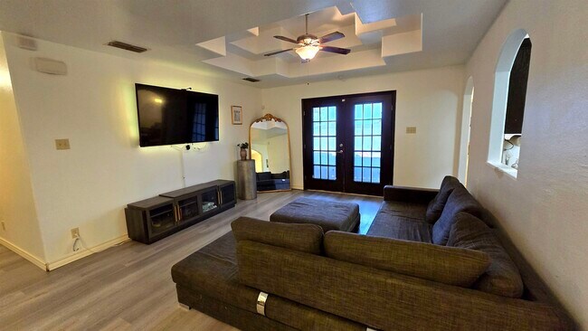 Foto del edificio - 313 Floral Blvd