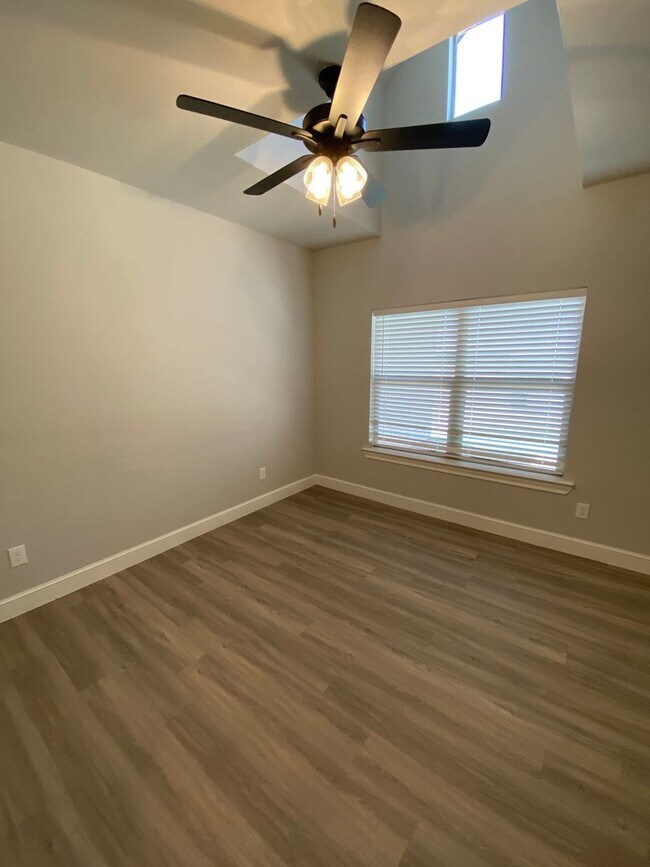 Foto del edificio - 5853 Urbana Pl