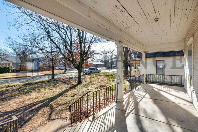 Foto del edificio - 221 S Glenn St