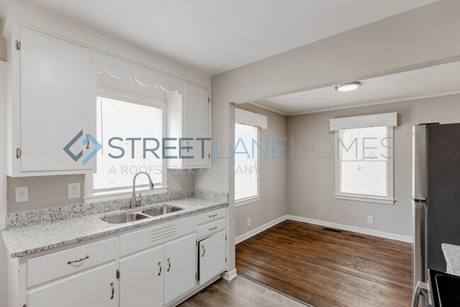 Building Photo - 742 Vanderbilt St