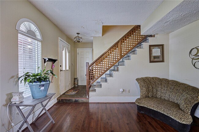 Building Photo - 4950 Elmhurst Ln