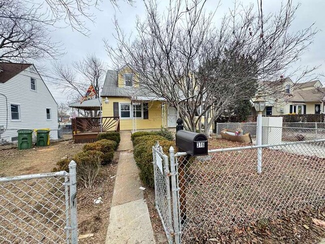 Foto del edificio - 316 Holy Cross Rd