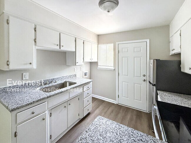 Foto del edificio - 7738 Rugby Ave