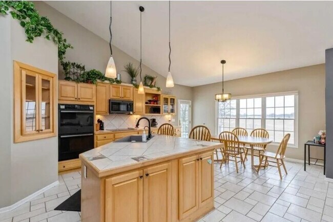 Building Photo - 4 bed, 4 bath Single Family Home FOR RENT