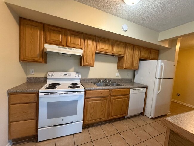 Building Photo - 609 Myrtlewood Cir