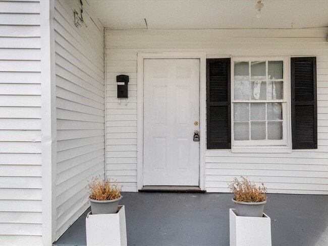 Building Photo - 2-Bedroom, 1-Bath Home with Washer/Dryer Hookup & Private Fenced Backyard