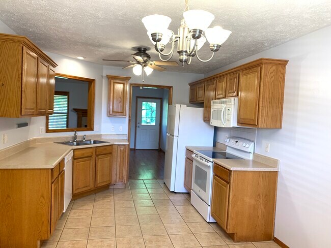 Kitchen - 526 S Basswood Ave