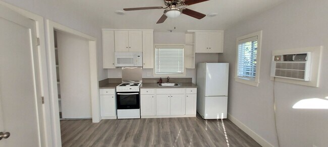 kitchenette - 549 W Avenue 26