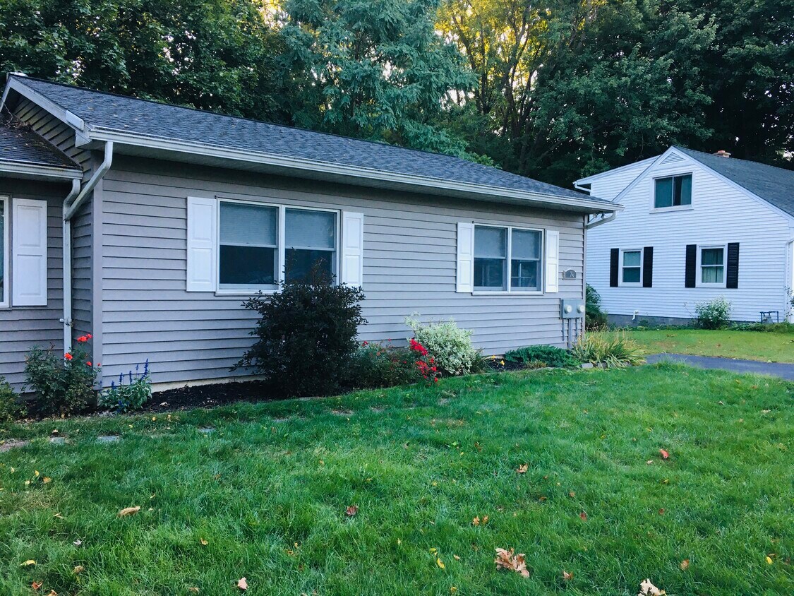 Quiet 1 Bedroom - 7 Mann Dr