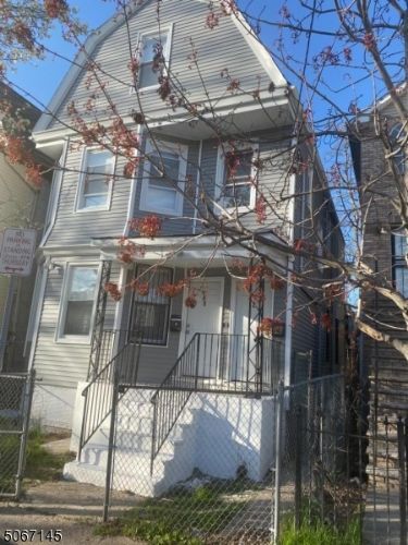 Primary Photo - 131 11th Ave W