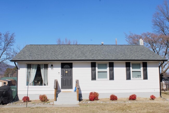 Building Photo - 1425 Deacon St