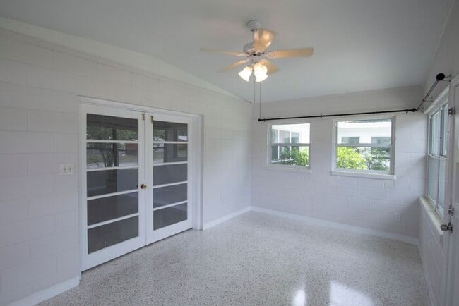 Building Photo - 2/1 duplex with carport in Winter Park