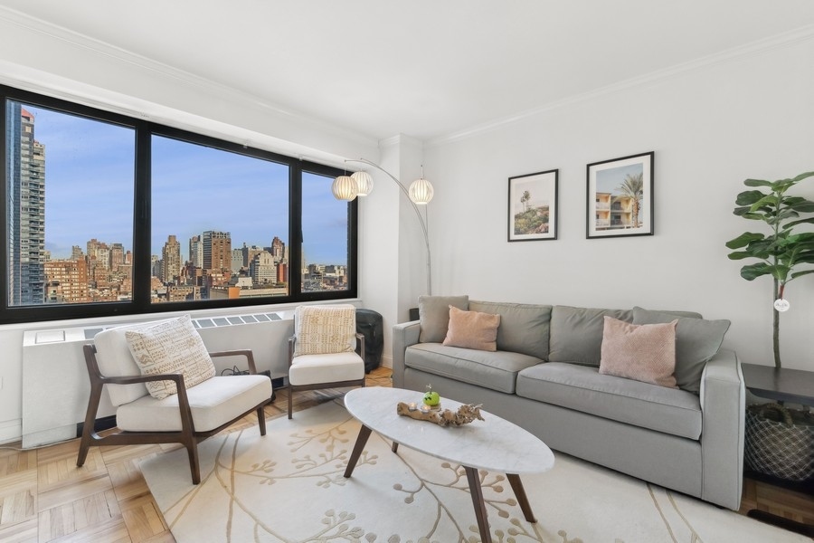 Foto principal - 303 E 57th St