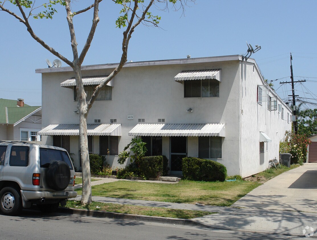 Building Photo - 817 S Sycamore St