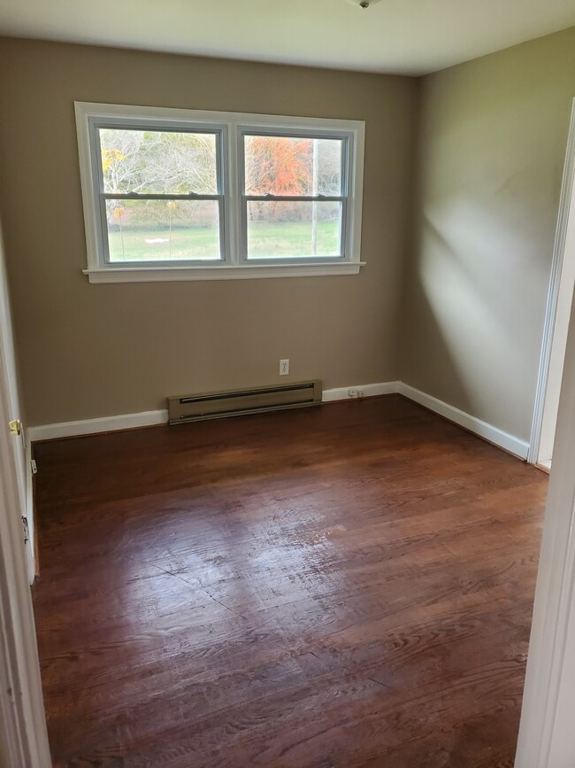 Comedor - 220 Milford Dr
