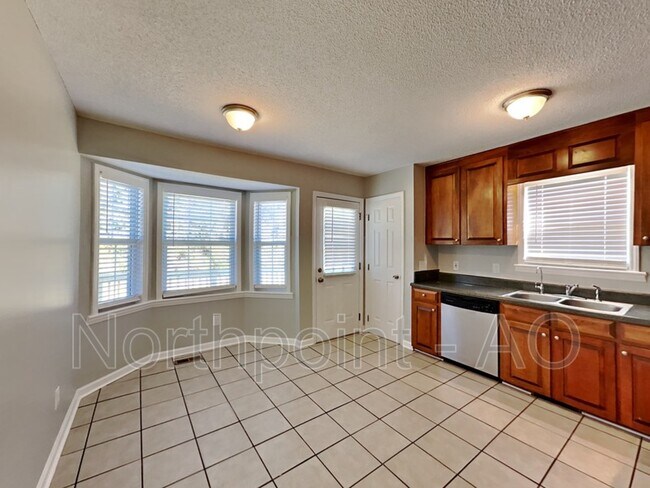 1017 Forest Glen Dr photo'