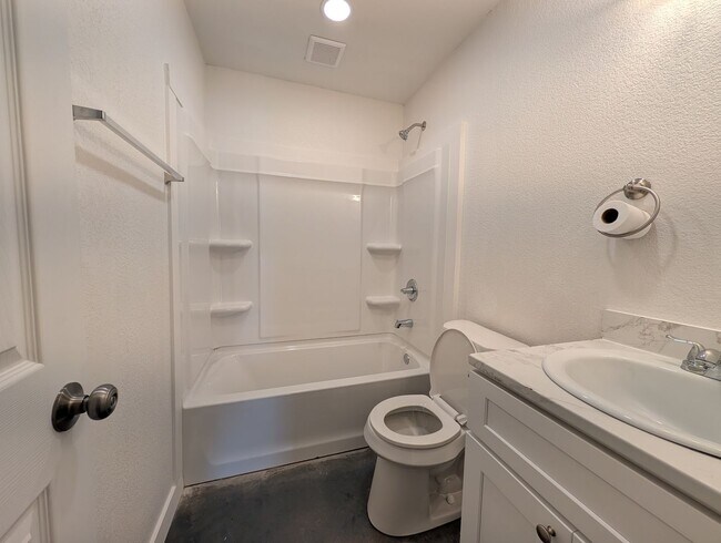 Foto del edificio - Updated Townhome Available Soon