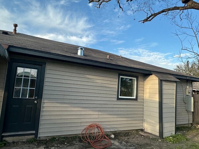 Building Photo - 1110 Armor Ave