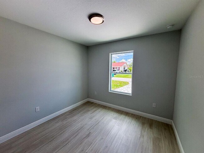 Foto del edificio - 17048 Byron Ave