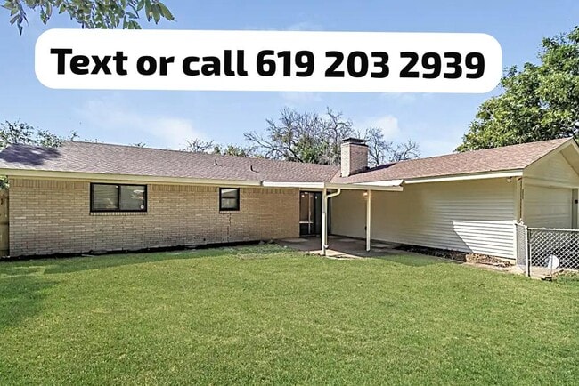 Building Photo - 813 Poinsettia Dr