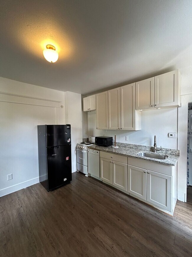 Foto del edificio - Studio for rent on the Hill - Available Now!