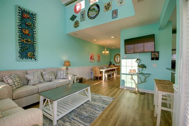 Foto del edificio - 5BR, 4BA Townhome - Pet Friendly with Beach Views *SEASONAL RENTAL*