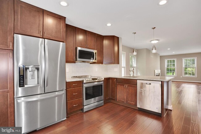 Building Photo - 6923 Mclean Park Manor Ct