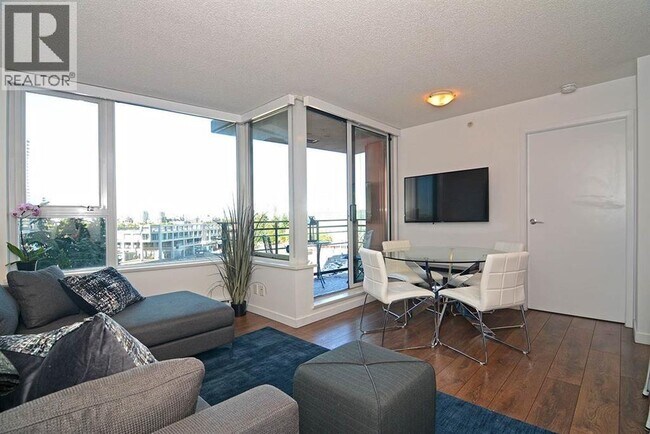 Building Photo - 33-833 Smithe St