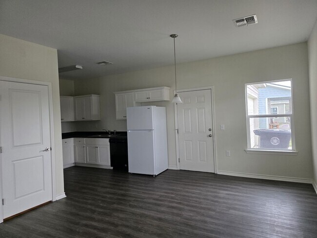 Building Photo - 3/2/2 Ready for Move In