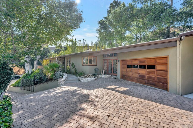 Building Photo - Private 3 Bed/2 Bath Oasis in Royal Woods ...