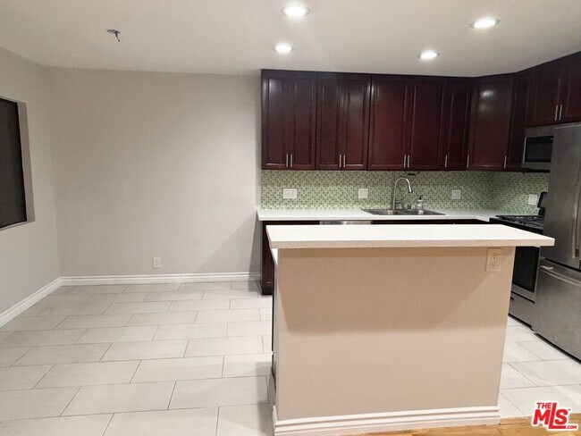 Foto del edificio - 2488 Beachwood Dr