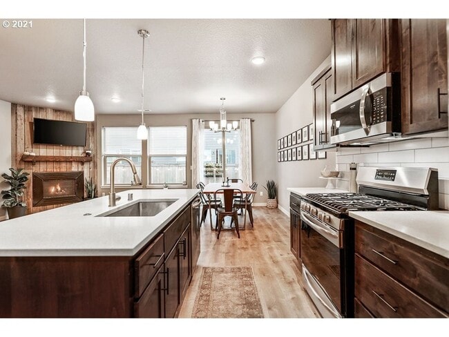 Building Photo - Stunning Modern Townhome with Sleek Finish...