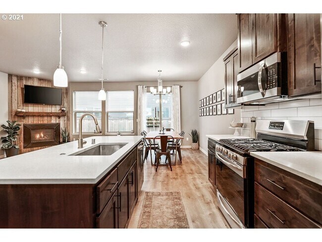 Foto del edificio - Stunning Modern Townhome with Sleek Finish...