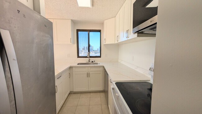 Foto del edificio - Newly remodeled Large 3 bed/2 bath/2 parking end unit with ocean and city views