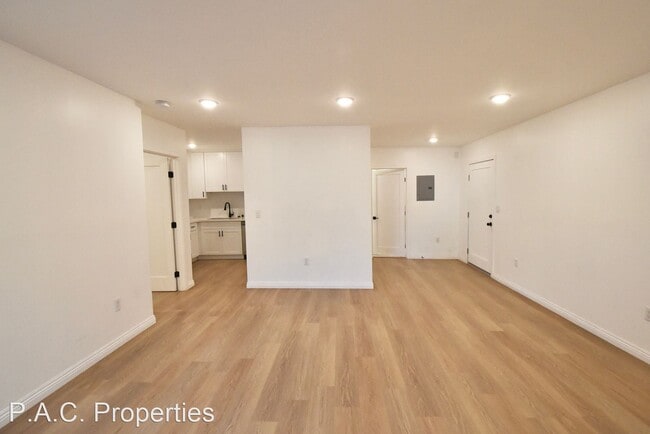Building Photo - 1 br, 1 bath Apartment - 4215 Mary Ellen A...