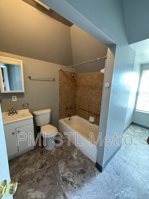 Building Photo - 5206 Vernon Ave