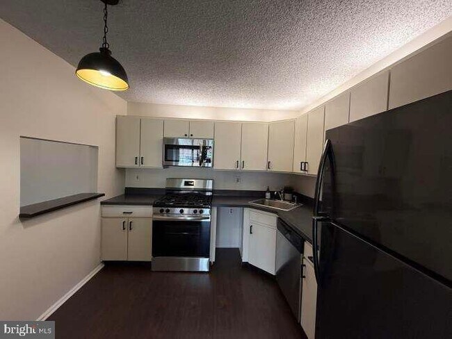 Foto del edificio - 65 Joyner Ct