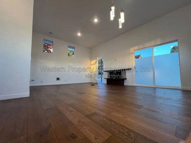 Foto del edificio - 721B Clubhouse Dr