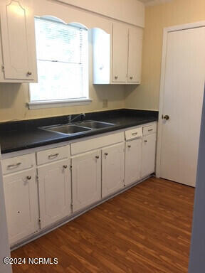 Building Photo - 1305 Avon Ct