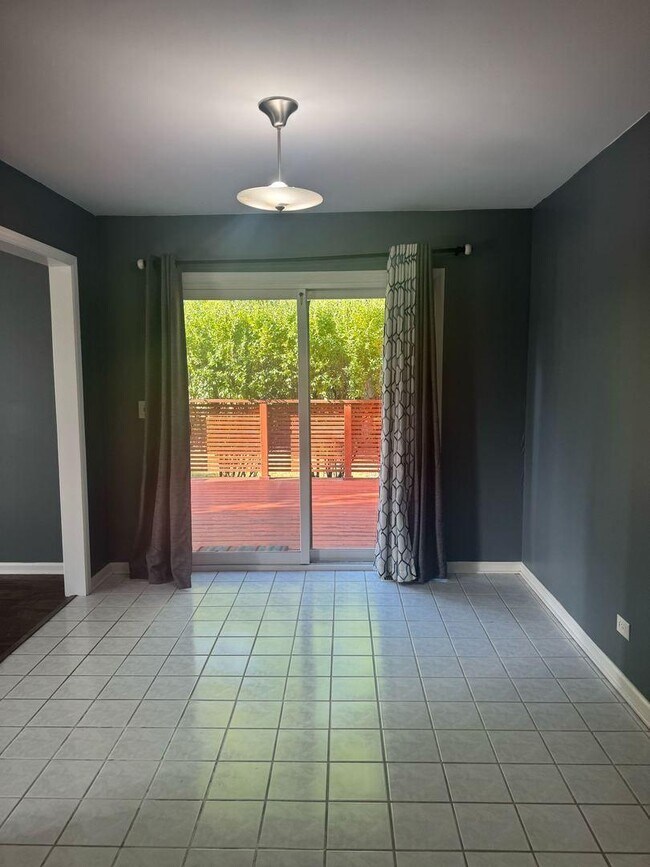 Foto del edificio - 3 bedroom in Naperville IL 60564