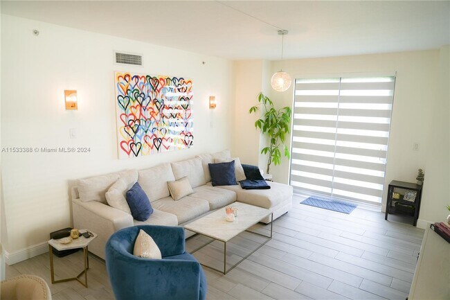 Foto del edificio - 8430 SW 8th St