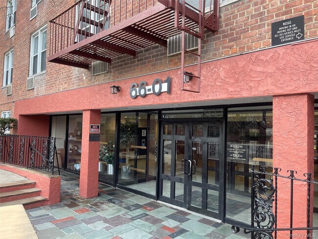 Foto del edificio - 66-01 Burns St