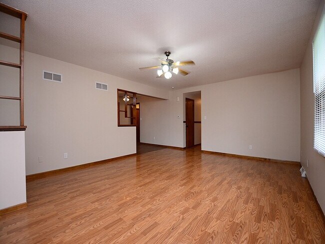 Building Photo - 2021 E Dodge St