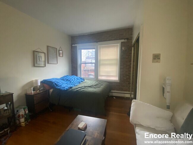 Building Photo - 40 Anderson St