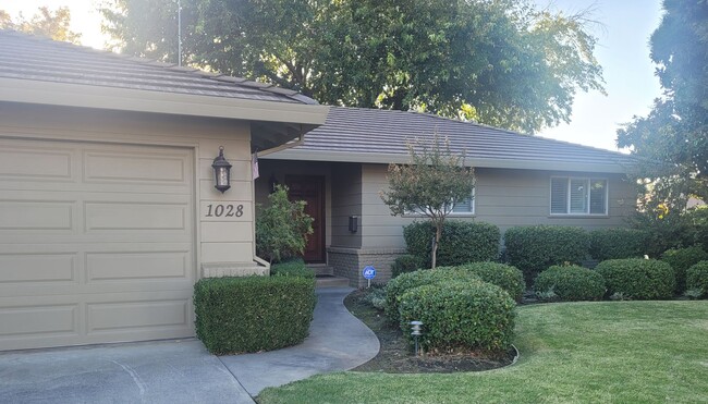 Building Photo - Beautiful home with manicured yards. Lands...