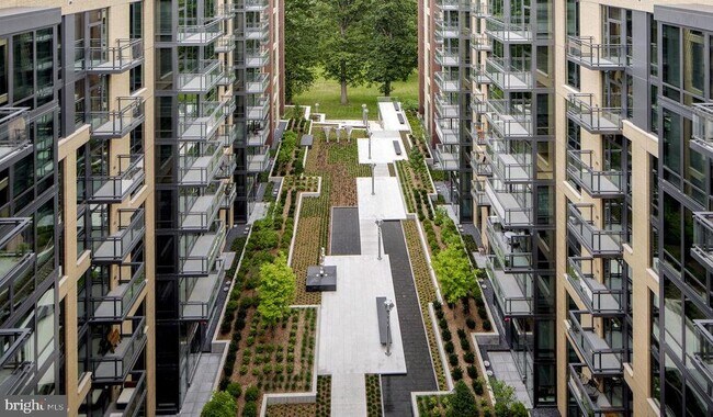 Foto del edificio - 8300 Wisconsin Ave