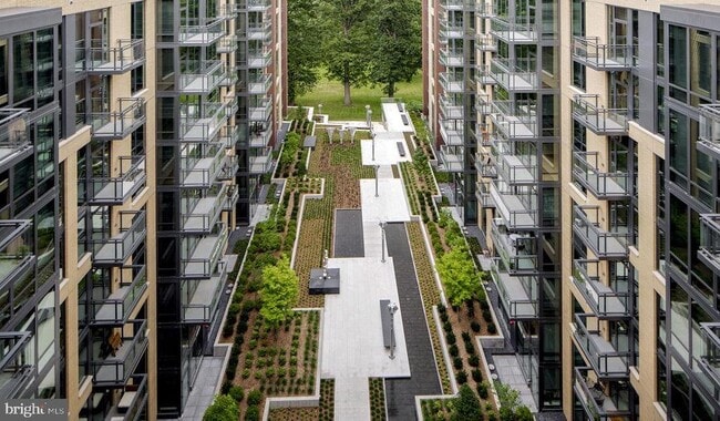 Foto del edificio - 8300 Wisconsin Ave