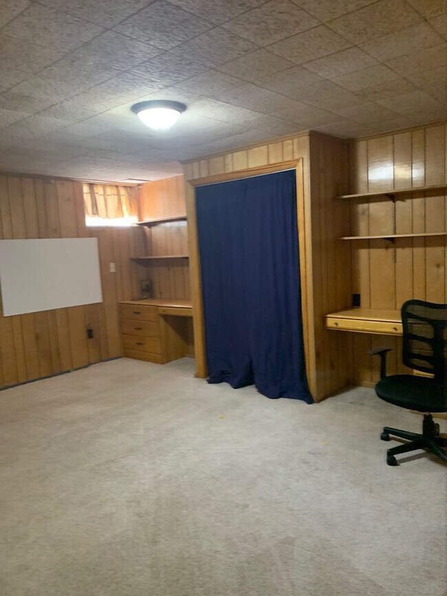Foto del edificio - 5 Bedroom 3 Bath House with 2 Car Garage