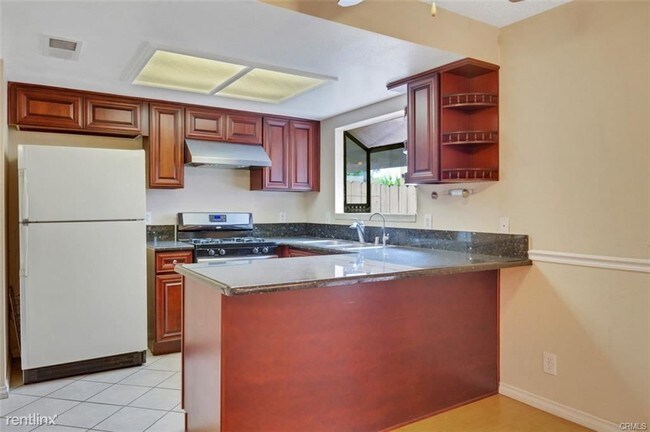 Building Photo - 4 br, 2.5 bath Condo - 500 E Saxon Ave Apt G